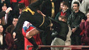 Cú đá kung-fu của Eric Cantona làm chấn động bóng đá Anh đã 'tròn 30 tuổi'