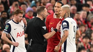 Đội trưởng Liverpool may mắn thoát thẻ đỏ sau pha chơi xấu với cầu thủ Tottenham