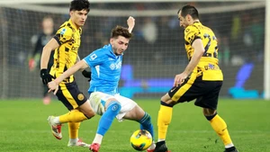 Siêu dự bị tỏa sáng, Napoli thoát thua trong ‘đại chiến’ ở Serie A