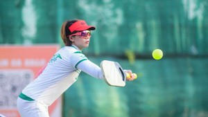 Nữ hoàng cầu lông Việt Nam học đánh pickleball qua mạng, tự khăn gói đi đấu giải quốc tế