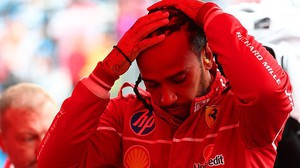 Lewis Hamilton ra mắt thảm họa với Ferrari tại Australian Grand Prix