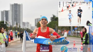 Cặp cha con cùng vô địch Bắc Ninh Legacy Marathon, thành tích của cậu bé 10 tuổi khiến dân mạng ngỡ ngàng