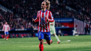 Griezmann san bằng kỷ lục của Messi