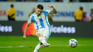 Đến lúc Julian Alvarez sắm vai Messi ở Argentina