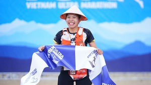 ‘Nữ hoàng chạy đường mòn’ Việt Nam vô địch giải siêu marathon 2025 với thành tích ấn tượng