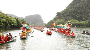Hàng nghìn du khách tham dự Lễ hội Tràng An - Lễ mở cửa rừng