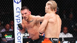 Chandler thua đau Pimblett, dính vết cắt kinh hoàng trước mặt Tổng thống Trump, khiến McGregor mất 500.000 USD