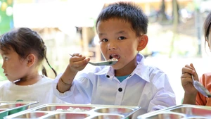 Luật hóa bữa ăn học đường: Lời giải cho bài toán cải thiện tầm vóc người Việt