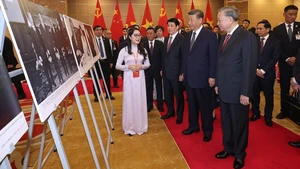 Lãnh đạo Đảng, Nhà nước Việt Nam và Trung Quốc tham quan Trưng bày ảnh 75 năm quan hệ Việt - Trung