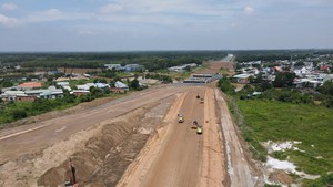 Thủ tướng yêu cầu đẩy nhanh giải phóng mặt bằng, khai thác vật liệu cho các dự án đường bộ cao tốc