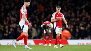 Arsenal đánh rơi chiến thắng, tạo cơ hội cho Liverpool đăng quang sớm