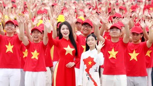 500 học sinh xếp hình bản đồ Việt Nam và lá cờ Tổ quốc bên bờ vịnh Bái Tử Long
