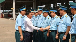 Thường trực Ban Bí thư Trần Cẩm Tú tặng quà, động viên lực lượng tham gia diễu binh, diễu hành