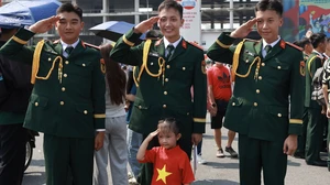 Xúc động hình ảnh chiến sĩ diễu binh, diễu hành "đi trong vòng tay nhân dân"