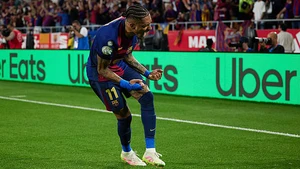 Raphinha, từ kẻ ngoài rìa chuyên… sút trượt tới nhân tố chủ chốt của Hansi Flick ở Barca