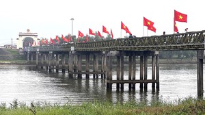 Thiêng liêng Lễ Thượng cờ thống nhất non sông bên bờ sông Bến Hải