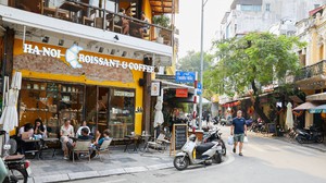 Vỉa hè, lòng đường ở Hà Nội vẫn liên tục bị lấn chiếm