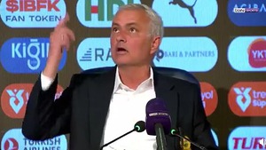 Mourinho đùa cợt nhà báo khi bị hỏi về mùa giải không danh hiệu của Fenerbahce