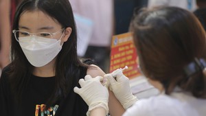 Số ca COVID-19 tại TP HCM tăng nhẹ, khuyến nghị đeo khẩu trang nơi đông người