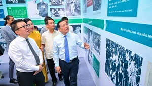 Nhiều bức ảnh công chúng ít biết về Chủ tịch Hồ Chí Minh tại triển lãm “Rạng rỡ tên Người”