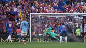 Cựu thủ môn MU cản 11m thành công, giúp Crystal Palace thắng Man City để giành danh hiệu lịch sử sau 120 năm