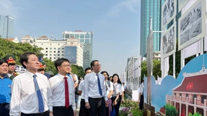 Trưng bày những hình ảnh về cuộc đời Chủ tịch Hồ Chí Minh
