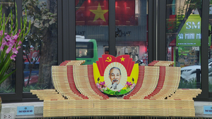 Trưng bày sách, báo với chủ đề "Hồ Chí Minh đẹp nhất tên Người"