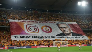 Mourinho bị CĐV đối thủ chế nhạo trong ngay vuột chức vô địch 