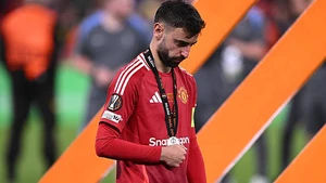 Bruno Fernandes để ngỏ khả năng chia tay MU sau thất bại ở chung kết Europa League