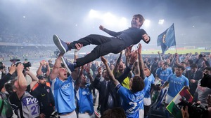 Người Napoli ăn mừng Scudetto đến cuồng nhiệt: 'Chỉ núi Vesuvius là không bùng nổ thôi'