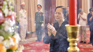 Dòng người xúc động đến viếng nguyên Chủ tịch nước Trần Đức Lương tại Hội trường Thống Nhất