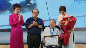 Giải thưởng Dế Mèn 2025: Nhạc sĩ Phạm Tuyên được tôn vinh là "Hiệp sĩ Dế Mèn" 