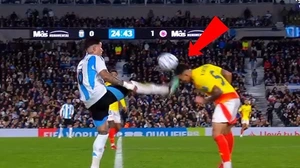 Sao Chelsea bị đuổi vì đá như 'đấu võ', Argentina bị cầm chân ở vòng loại World Cup 2026