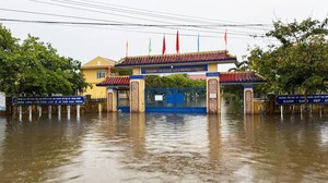 Nhiều nơi ở thành phố Huế bị ngập lụt trong nước lũ