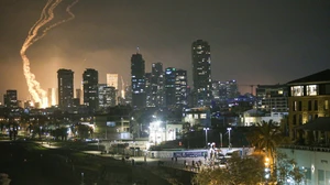 Căng thẳng Israel - Iran: Không kích tiếp diễn gây thiệt hại ở các thành phố lớn