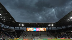 Một trận đấu tại FIFA Club World Cup 2025 bị hoãn giữa chừng do mưa bão