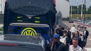 Cảnh tượng khó tin khi Inter Milan về nước: Chỉ đúng một CĐV ra sân bay đón