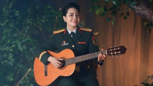 Đại úy - ca sĩ Lương Nguyệt Anh nhận Bằng khen của Bộ Quốc phòng