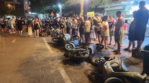 Ô tô tông loạt xe máy tại Bắc Ninh, 2 người bị thương