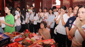 Sĩ tử nô nức đến Văn Miếu - Quốc Tử Giám trước kỳ thi vào lớp 10