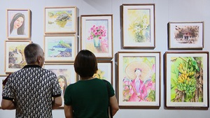 Con người và quê hương, đất nước trong triển lãm "Nối" ở Văn Miếu