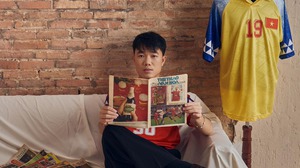 Lương Xuân Trường bảnh bao khi diện thiết kế retro ĐT Việt Nam tại SEA Games 18 