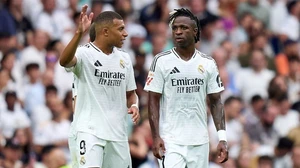 Xabi Alonso sẽ phải 'hàn gắn' Vini-Mbappe