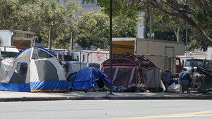 Tổng thống Donald Trump ra lệnh giải tán các trại vô gia cư trên toàn nước Mỹ