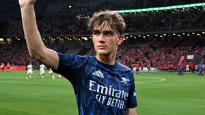 Dowman rực sáng, nhưng Arsenal chưa vội mừng