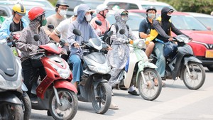 Hà Nội thời tiết nắng nóng, oi bức với nền nhiệt cao
