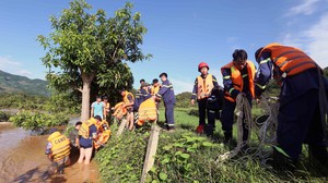 Hình ảnh giải cứu 6 người dân xã Chiềng Khương, Sơn La mắc kẹt trong mưa lũ