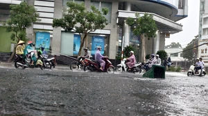 Dự báo thời tiết ngày 12/8: Mưa lớn cục bộ trên đất liền, gió giật mạnh, sóng cao nhiều khu vực biển