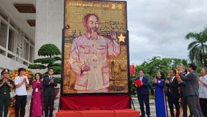 Triển lãm tranh sơn mài khổ lớn chủ đề “Mùa Xuân độc lập”