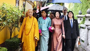Phu nhân Chủ tịch nước và Hoàng hậu Bhutan thăm chùa Trấn Quốc